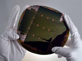 Acuerdo para comercializar células solares de alta eficiencia usadas en satélites espaciales