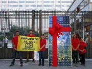 Greenpeace protesta contra el impuesto al sol frente al Ministerio de Industria