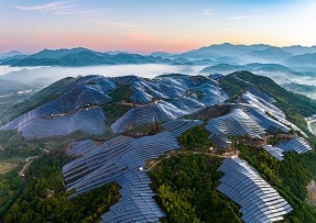 Las energías renovables experimentaron en 2023 un crecimiento récord, pero están mal repartidas