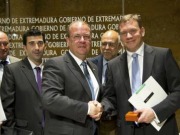 El gobierno extremeño firma un convenio para construir 400 MW fotovoltaicos sin prima