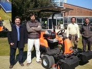 Segando hierba con energía solar