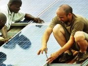 Llega el sol a un jardín de infancia, una emisora de radio de mujeres y una granja escuela africana
