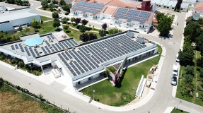 Cuál es la diferencia entre la inclinación de 30° y 10° de los paneles fotovoltaicos en cubiertas planas