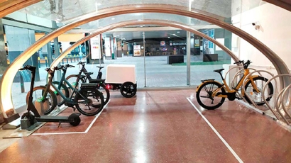 Adif promueve la integración del ferrocarril y la bicicleta en sus estaciones con la instalación de aparcamientos seguros