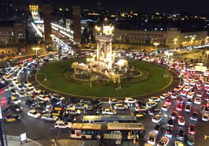 Barcelona prohíbe circular a los coches que más contaminan a partir de 2020