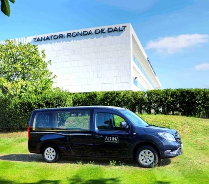 Arranca en Barcelona el primer coche fúnebre eléctrico de larga autonomía