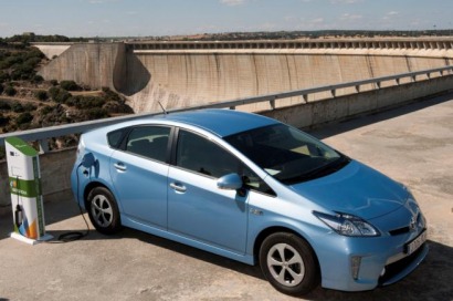 Toyota cede un Prius híbrido enchufable al gobierno autónomo de Madrid