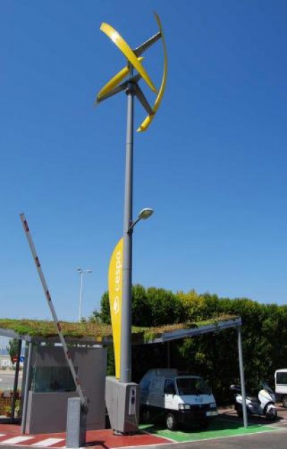 Una farola eólica alimentará el parque móvil eléctrico de Cespa Barcelona