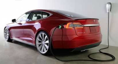 Los dueños de un coche eléctrico Tesla Model S, los más satisfechos