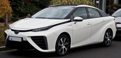 Los parlamentarios europeos prueban el vehículo eléctrico de hidrógeno Toyota Mirai