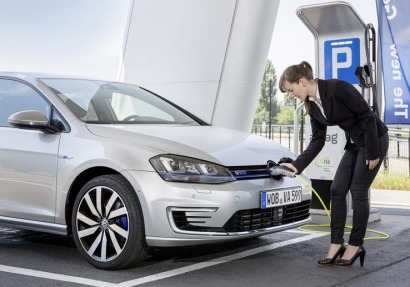 Volkswagen presenta su primer modelo híbrido enchufable