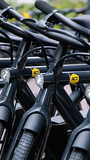 Los empleados de ACT Commodities recibirán una bicicleta eléctrica que se recargará solo con electricidad renovable