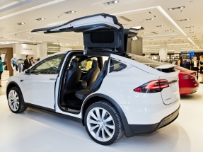 El Corte Inglés muestra los eléctricos de Tesla en su centro de Puerto Banús
