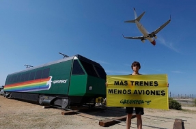  Greenpeace lleva un tren al aeropuerto de Barcelona para exigir más trenes y menos aviones