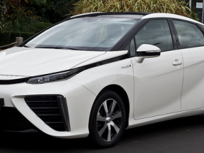 Los parlamentarios europeos prueban el vehículo eléctrico de hidrógeno Toyota Mirai