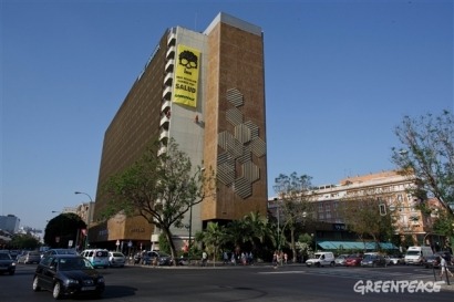 Greenpeace despliega una gran pancarta en Sevilla contra las eléctricas