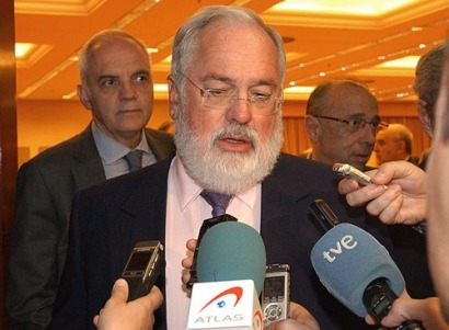 Cañete anuncia en el Congreso el retorno de las primas a las renovables