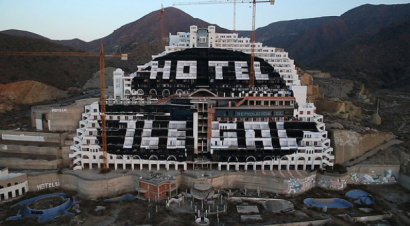 Greenpeace abre una convocatoria de "ideas arriesgadas" para tirar el hotel de El Algarrobico