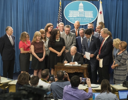 California: El gobernador Jerry Brown promulga la ley que establece que en 2045 la electricidad vendrá sólo de renovables