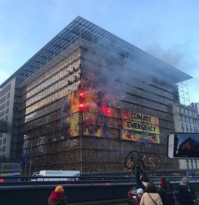 Greenpeace “incendia” la reunión de líderes de la UE en Bruselas para denunciar la emergencia climática