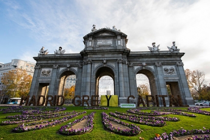 Greenpeace cambia ‘Madrid Green Capital’ por ‘Madrid Grey Capital’ en la Puerta de Alcalá para exigir medidas contra la crisis climática