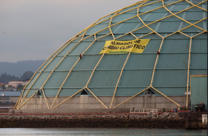 Greenpeace bloquea un almacén de carbón en A Coruña para reivindicar el abandono de las energías sucias