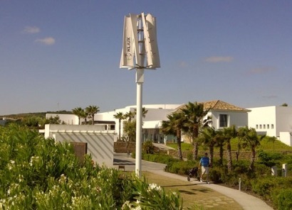 Kliux instala un sistema híbrido eólico y fotovoltaico en un golf resort de Andalucía