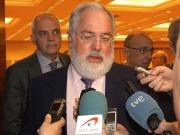 Cañete anuncia en el Congreso el retorno de las primas a las renovables