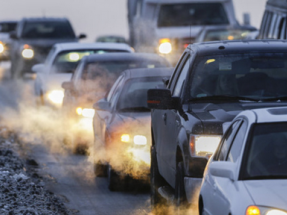 Los ecologistas exigen al sector del automóvil y del petróleo que no obstaculicen la transición energética