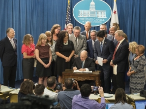 California: El gobernador Jerry Brown promulga la ley que establece que en 2045 la electricidad vendrá sólo de renovables