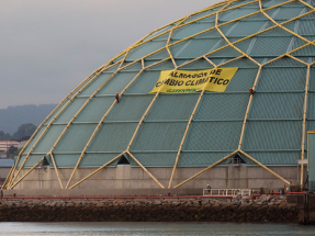Greenpeace bloquea un almacén de carbón en A Coruña para reivindicar el abandono de las energías sucias