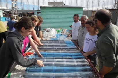 Premian al creador de un proyecto solidario que construye termotanques solares con residuos