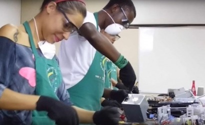 Un proyecto aúna la inclusión social y el reciclado de desechos electrónicos en sistemas solares térmicos