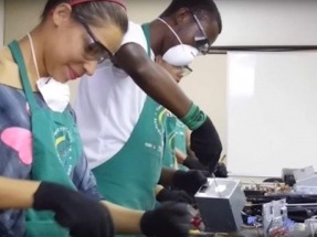 Un proyecto aúna la inclusión social y el reciclado de desechos electrónicos en sistemas solares térmicos