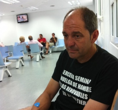 El SAMUR traslada al hospital a Ángel Vadillo, el alcalde en huelga de hambre